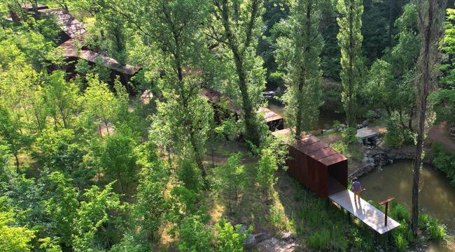 철제 박스를 이어붙여 만든 와사의 전체적인 모습. 연못 주위의 훤칠한 미루나무가 인상적이다.