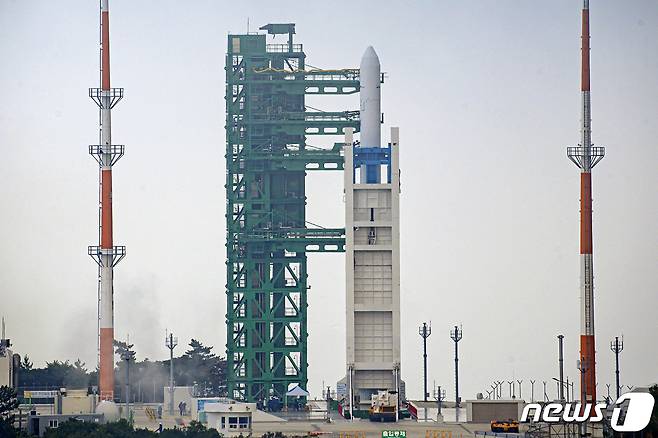 한국형 발사체 누리호(KSLV-Ⅱ)가 15일 오후 발사를 앞두고 벌인 기술문제점검 도중 1단부 산화제탱크의 레벨 센서 이상이 확인돼 점검이 중단, 조립동으로 이동하기 위해 지상으로 내려지고 있다. 2022.6.15/뉴스1 © News1 사진공동취재단