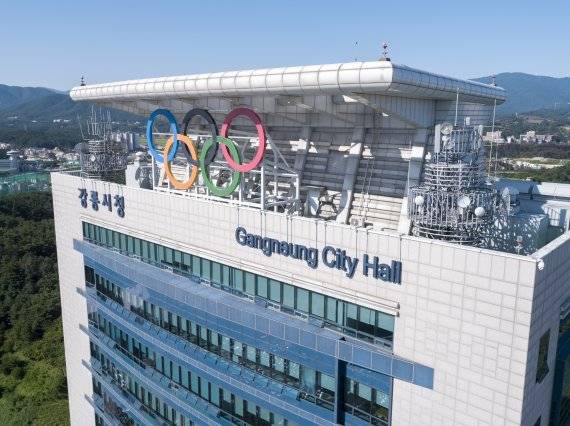 17일 강릉시는 ‘지역사랑상품권 이용 활성화에 관한 법률’이 개정 시행되어 오는 7월부터 지역화폐 가맹점 등록이 전면 의무화됨에 따라 30일까지 별도로 가맹점 등록을 하지 않으면 내달부터는 강릉페이 결제가 불가능하다고 밝혔다.