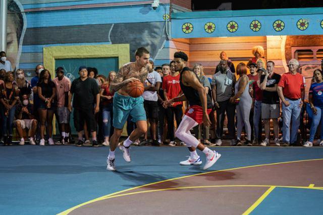 '허슬'은 흙수저가 시련을 극복하는 과정에 경쾌한 농구 장면들을 곁들여 흥미를 돋운다. 넷플릭스 제공