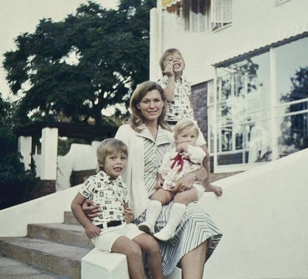 1976년 남아프리카공화국 프리토리아에서 첫째 일론(맨 왼쪽), 둘째 킴벌(뒤편), 셋째 토스카(오른쪽) 삼남매와 함께한 메이 머스크. /사진=메이 머스크 인스타그램