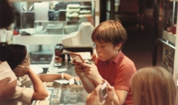 게임숍에서 게임을 즐기고 있는 일론 머스크의 어린 시절. 그는 열두 살에 '블래스터'라는 게임을 개발했다. /사진=메이 머스크 인스타그램