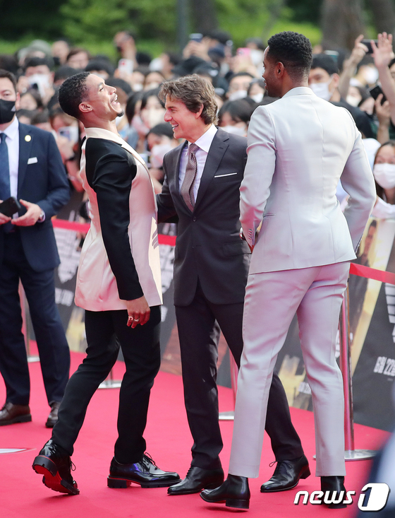 ) = Hollywood actor Greg Tarzan Davis (from left), Tom Cruise and Jay Elis attend the Red Carpet event in the movie Top Gun: Maverick (director Joseph Kosin PFC Levski Sofia) at the Lotte World Tower in Jamsil, Songpa-gu, Seoul, on the afternoon of the 19th, and have a good time with fans.Top Gun: Maverick is a follow-up to Top Gun, which was released in 1986.The story of the legendary fighter pilot, Colonel Maverick, Pete Mitchell, returning to the pilot training institution Top Gun.Alongside Cruz, it stars Miles Teller, Jennifer Connolly, Glen Powell, and Jay Elis Greg Tarzan Davis; directed by Joseph Kosin, PFC Levski Sofia.2022.6.19