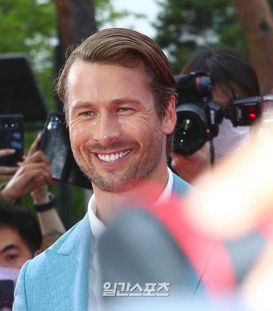Actor Glen John Powell attended the movie Top Gun: Maverick Red Carpet at the outdoor plaza of Lotte World Tower in Jamsil, Seoul on the afternoon of the 19th.