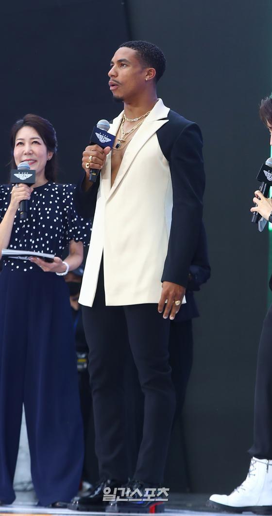 Actor Greg Tarzan Davis attended the movie Top Gun Maverick Red Carpet at the outdoor plaza of Lotte World Tower in Jamsil, Seoul on the afternoon of the 19th.