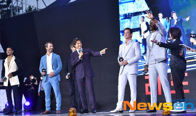 On the afternoon of June 19, the Red Carpet event in the movie Top Gun: Maverick was held at the outdoor plaza of Lotte World Tower in Songpa-gu, Seoul.Actor Tom Cruise, Jerry Brookheimer, Miles Teller, Glen John Powell, Jay Ellis and Greg Tarzan Davis attended the day.