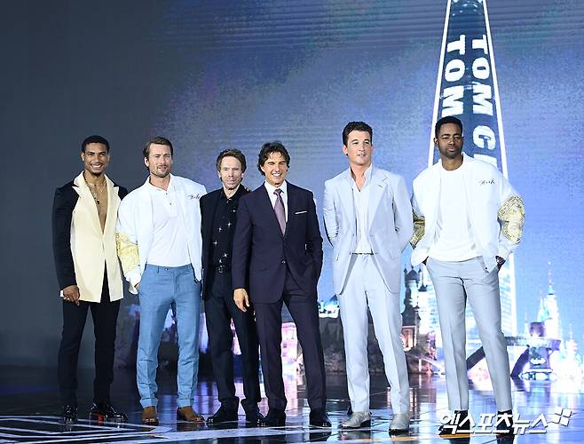 On the afternoon of the 19th, the movie top gun maverick Red Carpet event was held at the outdoor plaza of Lotte Mart World Tower in Seoul.Greg Tarzan Davis, Glen John Powell, Jerry Brookheimer, Tom Cruise, Miles Teller and Jay Ellis have photo time.