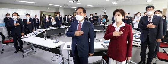 13일 오후 세종시 어진동 전국시도교육감협의회에서 열린 제8회 전국동시지방선거 교육감 당선인 간담회에서 도성훈 인천시 교육감(오른쪽부터)과 강은희 대구시 교육감, 하윤수 부산시 교육감, 최교진 세종시 교육감 당선인 등이 국기에 대한 경례를 하고 있다. 뉴스1