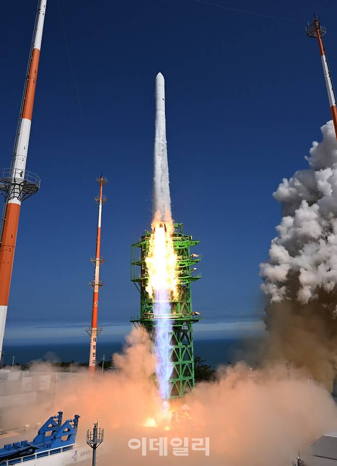 순수 국내 기술로 설계 및 제작된 한국형 발사체 누리호(KSLV-Ⅱ)가 21일 전남 고흥군 나로우주센터 발사대에서 화염을 내뿜으며 우주로 날아오르고 있다. (사진= 공동취재단)