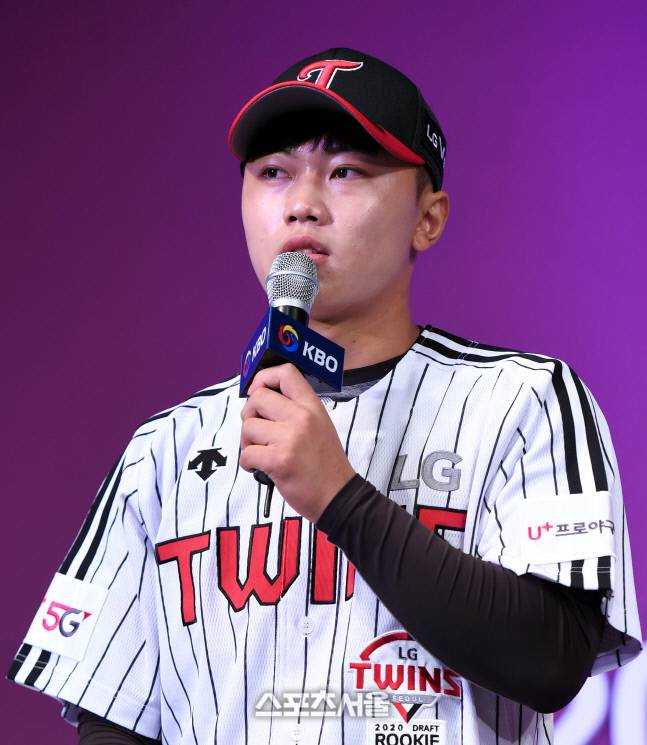 ‘2020 KBO 신인 드래프트’가 2019년 8월 26일 서울 중구 웨스틴조선호텔 그랜드볼룸에서 열렸다. 2차 지명 1라운드에서 LG에 지명된 광주진흥고 김윤식이 인사말을 하고 있다. | 최승섭기자 thunder@sportsseoul.com