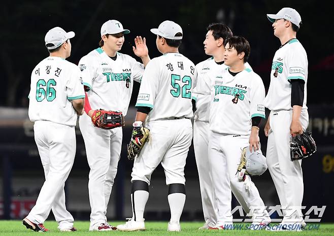 21일 광주 기아챔피언스필드에서 KBO리그 KIA와 롯데의 경기가 열렸다. KIA가 롯데에 6대 5로 승리했다. 경기 종료 후 승리의 하이파이브를 나누고 있는 KIA 선수들. 광주=송정헌 기자songs@sportschosun.com/2022.06.21/