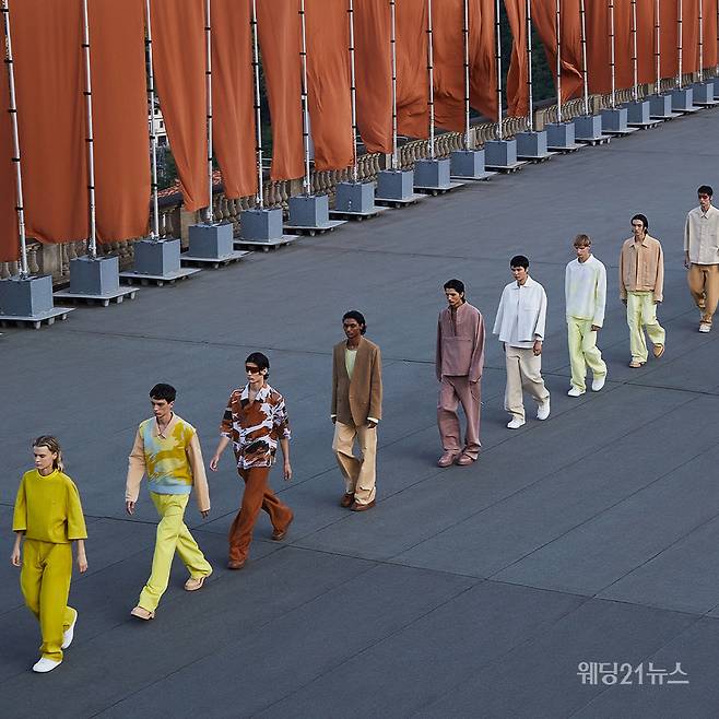 사진 : 제냐, 2023 봄 여름 컬렉션. SS23 패션쇼 <BORN IN OASI ZEGNA> Credits: 아티스틱 디렉터, 알레산드로 사르토리