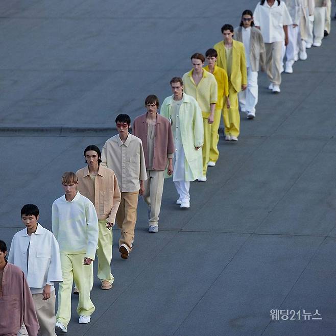 사진 : 제냐, 2023 봄 여름 컬렉션. SS23 패션쇼 <BORN IN OASI ZEGNA> Credits: 아티스틱 디렉터, 알레산드로 사르토리