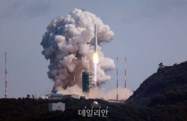 국내 독자 기술로 개발된 한국형 발사체 누리호(KSLV-Ⅱ)가 21일 오후 전남 고흥군 나로우주센터에서 2차 발사되고 있다. 이번 2차 발사는 한국이 독자 개발한 발사체에 실제 기능을 지닌 독자 개발 인공위성을 실어서 쏘는 첫 사례다. ⓒ연합뉴스
