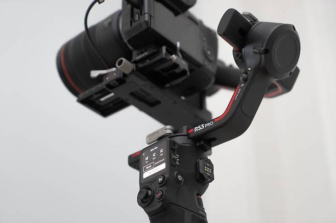 DJI RS 3 프로는 전작보다 강성이 좋아진 탄소 섬유 소재와 1.8인치 OLED 디스플레이가 탑재된다. 출처=IT동아