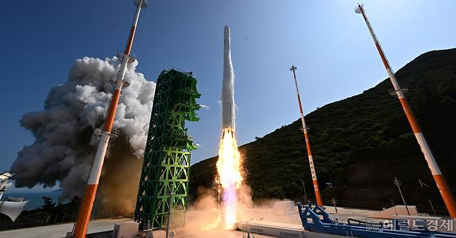 순수 국내 기술로 설계 및 제작된 한국형 발사체 누리호(KSLV-Ⅱ)의 2차 발사일인 21일 전남 고흥군 나로우주센터 발사대에 거치된 누리호에서 기립장치가 분리되고 있다. 실제 기능이 없는 모사체(더미) 위성만 실렸던 1차 발사와 달리 이번 2차 발사 누리호에는 성능검증위성과 4기의 큐브위성이 탑재됐다. 고흥=사진공동취재단