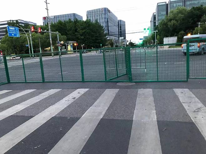 21일 상하이 민항구 도로에 새로 설치된 철조망 [중국 소셜미디어 위챗. 재판매 및 DB 금지]