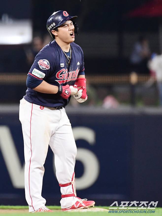 22일 광주 기아챔피언스필드에서 KBO리그 KIA와 롯데의 경기가 열렸다. 10회초 1사 1루에서 한동희가 1타점 2루타를 날렸다. 2루에서 손을 들어보이고 있는 한동희. 광주=송정헌 기자songs@sportschosun.com/2022.06.22/