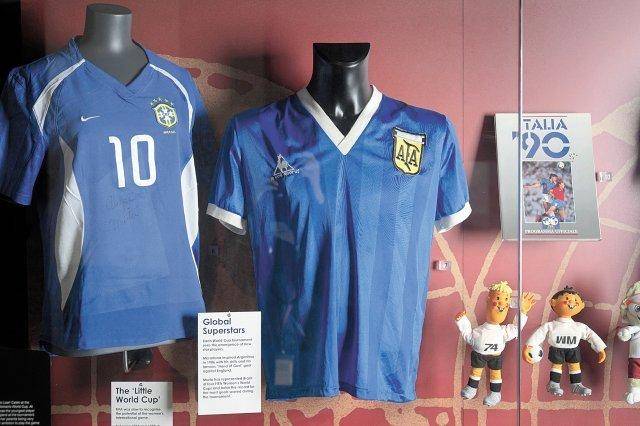 1986년 멕시코월드컵 8강전에서 디에고 마라도나가 입은 유니폼(오른쪽). AP 연합뉴스