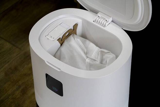 먼지통은 충전이 시작될 때 자동으로 비워지며, 충전 횟수에 맞춰 비우도록 설정할 수도 있다. 출처=IT동아