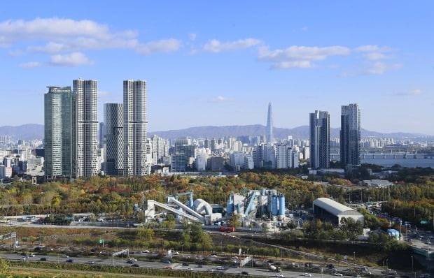 서울 성동구 응봉산에서 바라본 서울숲 트리마제 모습. 사진=한경DB