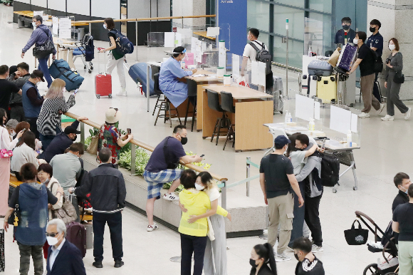 국내 첫 원숭이두창 의심환자가 2명 발생했다. 지난달 29일 인천국제공항 제1여객터미널 입국장이 붐비고 있다. /사진=뉴스1