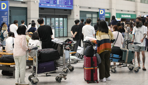 지난 21일 국내 첫 원숭이두창 의심환자가 보고됐다. 22일 오전 인천국제공항이 입국자들로 북적이고 있다. /사진=뉴스1