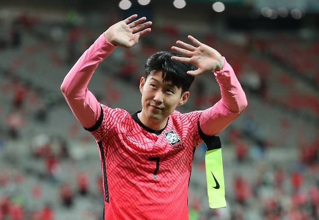 FIFA 2022 카타르월드컵에서 한국의 조별리그 경기 티켓값은 250리얄(약 8만원)에서 800리얄(약 28만원) 사이다. 사진은 지난 4일 이집트전에서 팬들에게 인사하는 손흥민. /사진=뉴스1