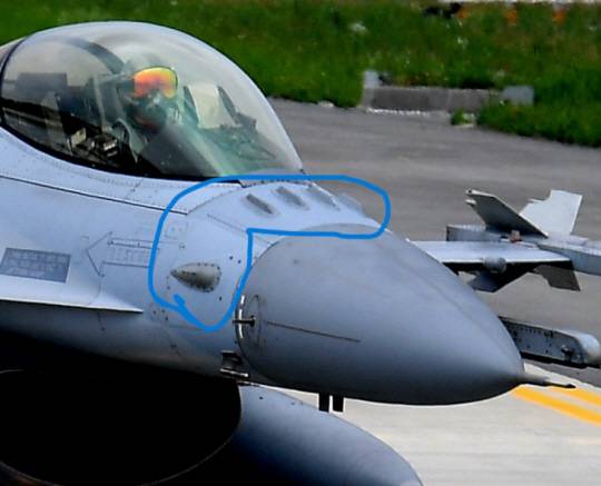 KF-16 개량형인 KF-16U는 조종석 앞 피아식별 안테나(파란색 안)나 형상이 구분된다. 피아식별 안테나는 KF-16은 받침대에 안테나 블레이드를 앉혀서 두툼했으나 KF-16U는 블레이드가 없어 착 달라붙은 형상이다. 공군 제공