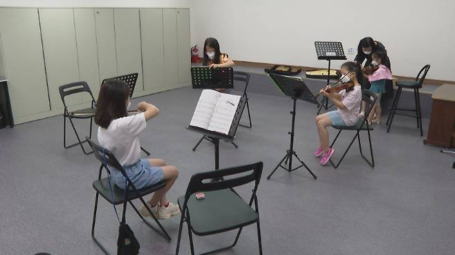 수원성문화센터에서 바이올린을 배우고 있는 어린이들