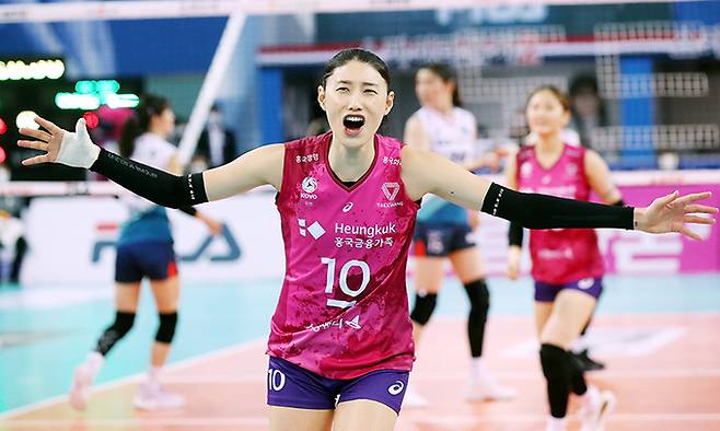 친정팀 흥국생명과 계약해 2시즌 만에 V리그에 복귀한 김연경이 지난 2020∼2021시즌 V리그 경기에서 공격을 성공시킨 뒤 환호하고 있다. 연합뉴스