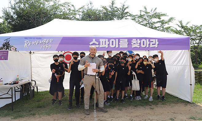 체험부스에서 SSU 황장군 황충원과 학생들. 사진=서울지방보훈청