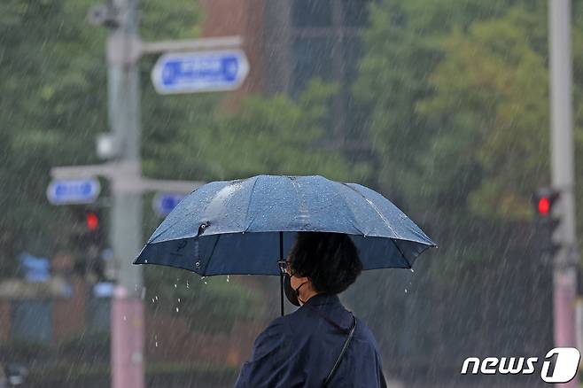 전국적으로 장마가 시작된 23일 서울 종로1가 사거리에서 시민들이 우산을 쓴 채 횡단보고 신호를 기다리고 있다. 2022.6.23/뉴스1 © News1 조태형 기자