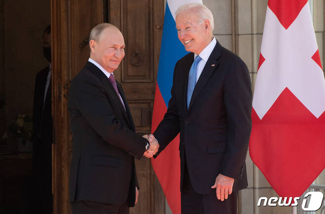 지난해 6월 조 바이든 미국 대통령과 블라디미르 푸틴 러시아 대통령이 스위스 제네바의 '빌라 라 그렁주'에서 첫 대면 정상회담 전 악수를 하고 있다. © AFP=뉴스1 © News1 우동명 기자