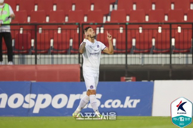 안양 조나탄이 22일 부천전에서 선제골을 넣은 뒤 세리머니를 펼치고 있다. 제공 | 한국프로축구연맹