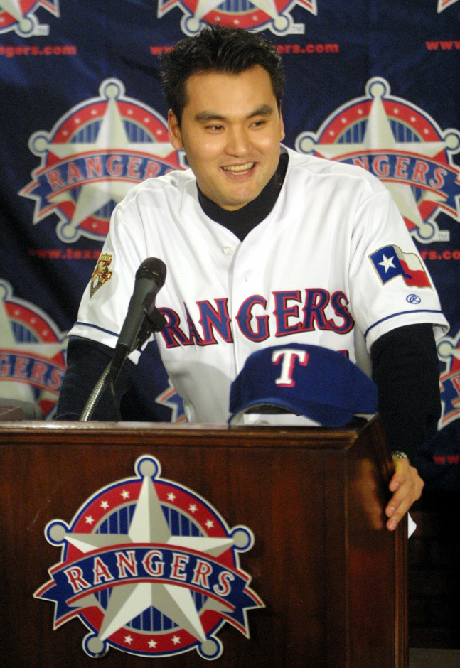 2001년 12월22일 텍사스 레인저스와 5년 6500만 달러 계약으로 에이스로 영입된 박찬호가 기자회견장에서 환하게 웃고 있다. AP연합뉴스