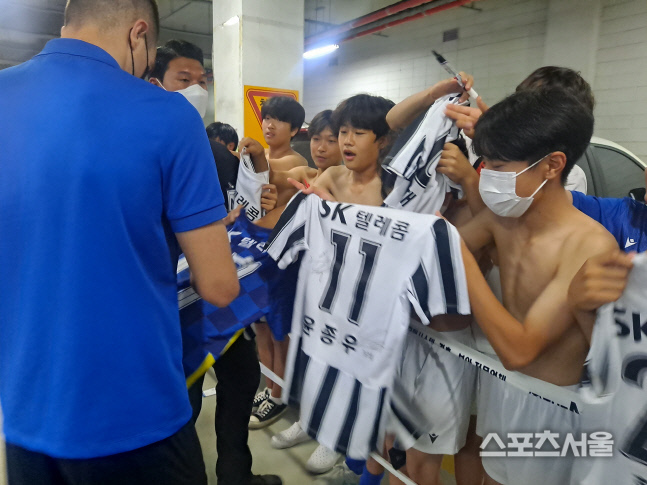 인천 광성중 축구부 선수들이 유니폼에 무고사의 사인을 받고 있다. 김경무기자