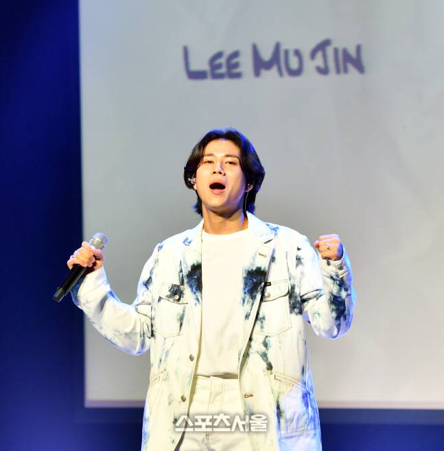 싱어송라이터 이무진이 23일 일지아트홀에서 첫번째 미니앨범 ‘Room Vol.1’ 쇼케이스를 열고 자신의 이야기를 펼쳤다. 타이틀곡 ‘참고사항’을 열창하는 이무진.‘Room Vol.1’은 이무진의 삶 속에서 느꼈던 이야기들과 그 후 하게 될 이야기들을 ‘자취방’이라는 모티브와 함께 담아내는 첫번째 앨범이다.2022.6.23.일지아트홀 | 강영조기자kanjo@sportsseoul.com