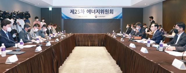 이창양(오른쪽 두 번째) 산업통상자원부 장관 등 정부 관계자들이 23일 오후 서울 중구 더플라자호텔에서 열린 제25차 에너지위원회에 참석해 안건을 논의하고 있다. 뉴스1