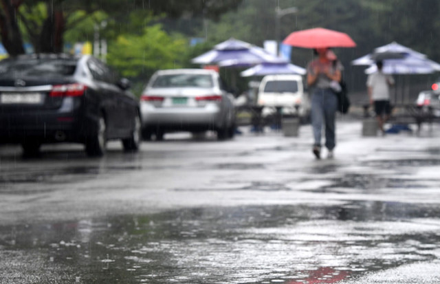 ▲ 가뭄을 해갈하는 비가 내린 23일 강원대학교 춘천캠퍼스에서 학생들이 강의실로 향하고있다. 김정호