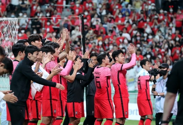 지난 14일 이집트와의 경기에서 4대1 승리를 따낸 한국 남자 축구 국가대표팀 선수들이 팬들에게 인사하고 있다. 뉴시스