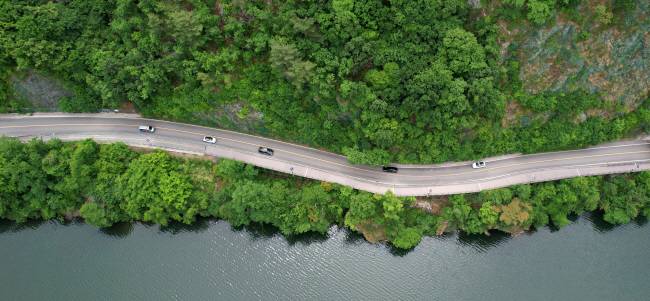 의암호반을 끼고 이어지는 경춘국도 종점 부근의 모습. 요즘이야 서울∼양양 고속도로가 춘천으로 가는 메인 도로가 됐지만, 예전에는 강촌을 지나고 의암댐을 건너는 경춘국도가 유일한 길이었다.