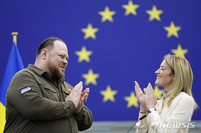 [스트라스부르=AP/뉴시스]루슬란 스테판추크 우크라이나 국회의장(왼쪽)과 로베르타 멧솔라 유럽의회 의장. 2022.6.8.