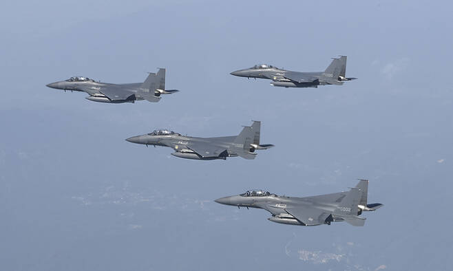 공군 F-15K 편대가 경남 합천군 가야산 인근 상공을 비행하고 있다. 공군 제공
