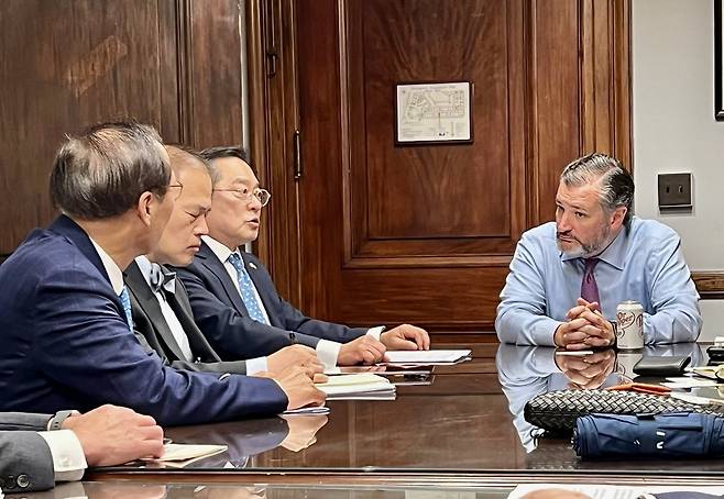 구자열(오른쪽 두번째) 한국무역협회 회장이 22일(현지시간) 미국 워싱턴에서 테드 크루즈(오른쪽 첫번째) 텍사스주 상원의원을 만나 대화를 나누고 있다. 한국무역협회 제공