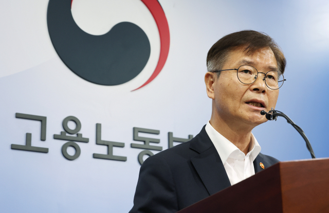이정식 고용노동부 장관이 23일 정부세종청사에서 노동시장 개혁 추진방향을 설명하고 있다. 연합뉴스