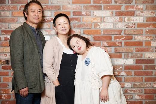 아버지 서동일 감독, 어머니 만화가 장차현실, 딸 정은혜가 다큐 `니얼굴`로 뭉쳤다. 사진|영화사 진진