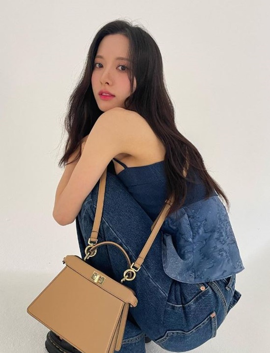 Group WJSN member and actor Bona has revealed a bold charm.Bona released several photos of her recent situation through her instagram on the 23rd.The photo posted shows Bona crouching and staring at the camera, which attracts attention with her long straight hair untied and a chic look.In another photo, he took a colorful pose, boasting a blue-colored fashion sense in both the top and bottom, revealing the charm of the pale color from the pose on the floor to the pose highlighting the bag.Meanwhile, WJSN, which Bona belongs to, made its music debut in February 2016 with Uju Rike.Bona has received a lot of acclaim for her role as a fencing national representative Yu Rim in the popular TVN drama Twenty Five Twinty One recently.Photo: Bona Instagram
