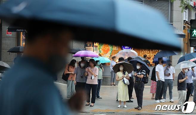서울을 비롯한 전국에서 장마가 본격적으로 시작된 23일 서울 종로구에서 우산을 쓴 시민들이 비를 피하고 있다 2022.6.23/뉴스1 © News1 장수영 기자