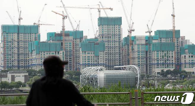 분양가격을 현실화하기 위한 분양가상한제 개편안 발표를 하루 앞둔 20일 서울의 한 재건축 아파트 단지 앞으로 시민들이 지나가고 있다. 2022.6.20/뉴스1 © News1 박지혜 기자